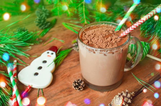 Bevanda calda invernale su sfondo festivo Cioccolata calda in un barattolo di vetro