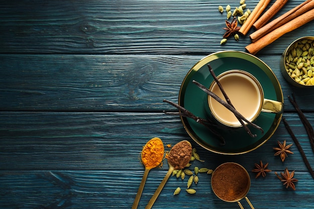 Bevanda calda tradizionale indiana con latte e spezie Tè Masala
