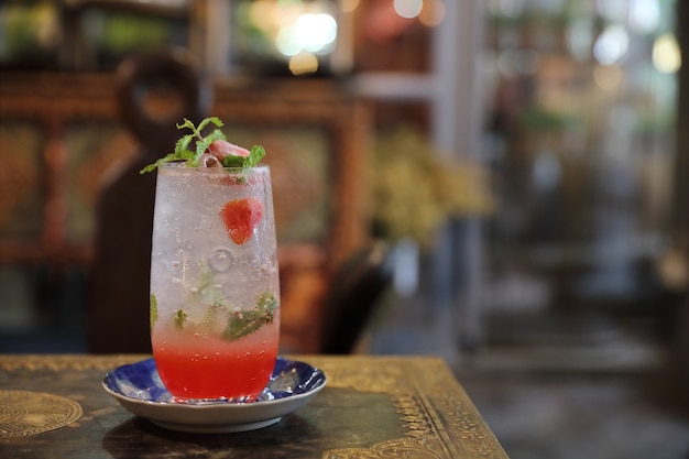 Bevanda cocktail mojito alla fragola su fondo di legno