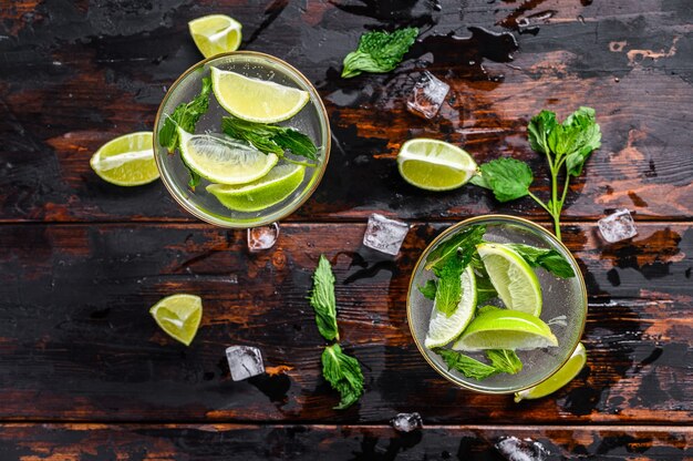 Bevanda cocktail Mojito con lime, ghiaccio e menta