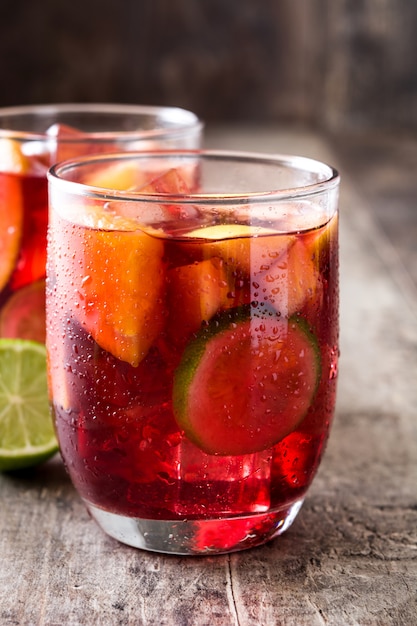 Bevanda della sangria in vetro sulla tavola di legno