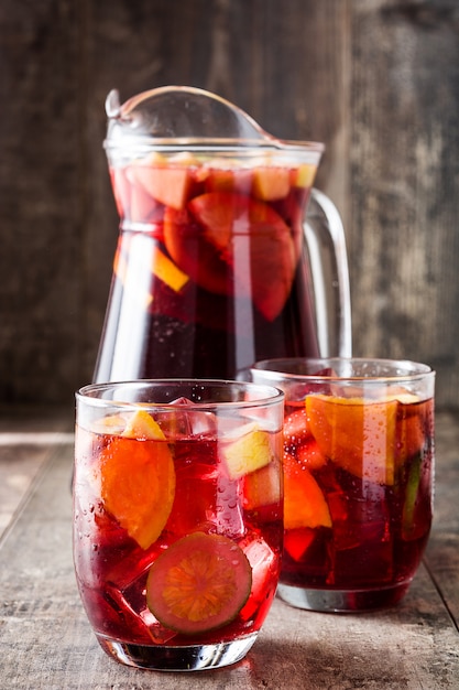 Bevanda della sangria in vetro sulla tavola di legno