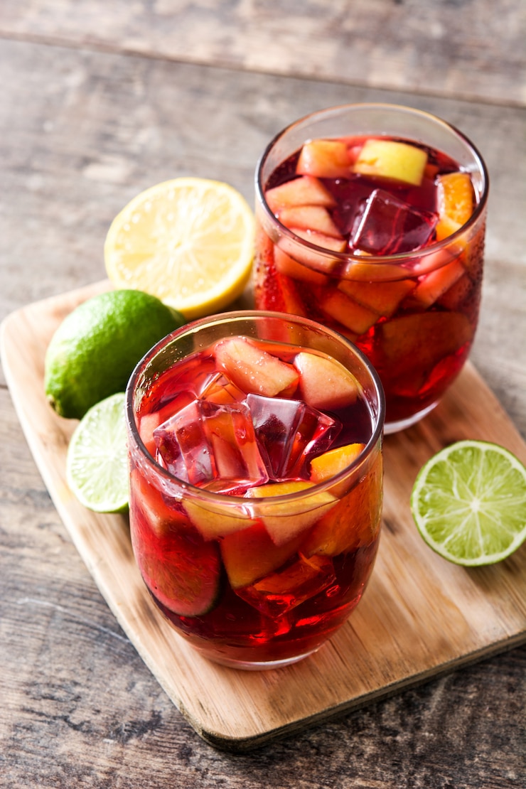 Foto bevanda della sangria in vetro sulla tavola di legno