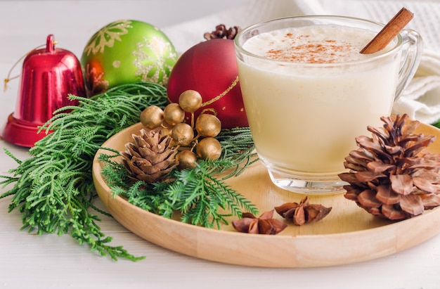 Bevanda dello zabaione per la celebrazione di Natale completata con noce moscata e bastone di cannella.