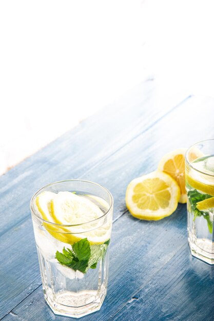 Bevanda detox al limone e menta o mojito dal colore primaverile