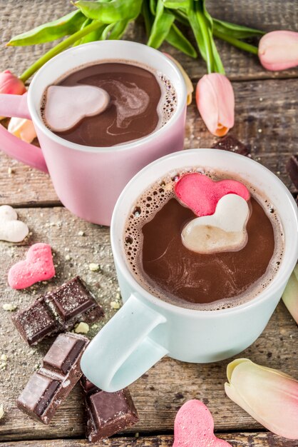 Bevanda di due tazze di cioccolata calda con cuori di marshmallow