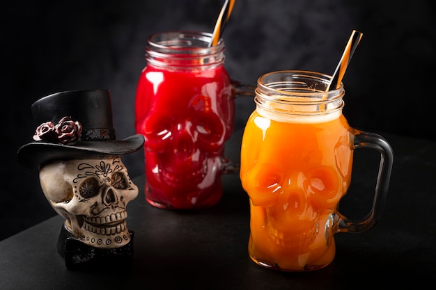 Bevanda di Halloween Bevanda di zucca e bevanda di sangue in un bicchiere con teschio