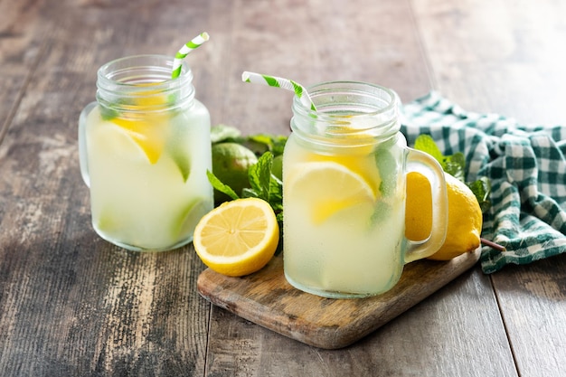 Bevanda di limonata in un barattolo di vetro sulla tavola di legno