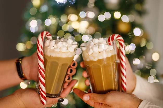 Bevanda di Natale Tazza di cioccolata calda con marshmallow e bastoncino di zucchero rosso su sfondo festivo