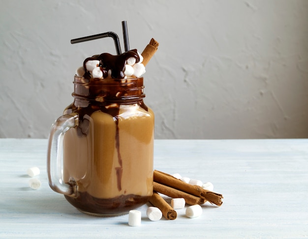 Bevanda dolce al caffè con marshmallow e cannella.