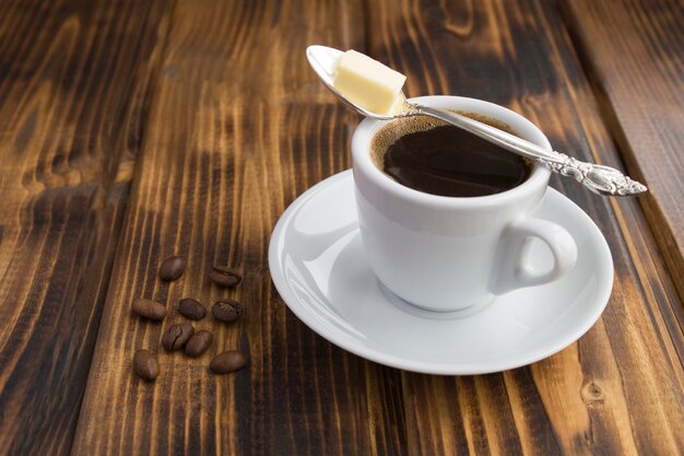 Bevanda energetica dieta keto caffè antiproiettile sullo sfondo di legno