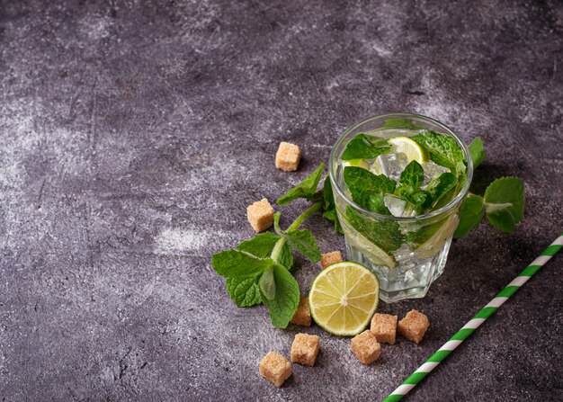 Bevanda estiva al mojito con rum, menta, ghiaccio e lime