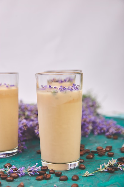 Bevanda estiva caffè ghiacciato con lavanda in vetro