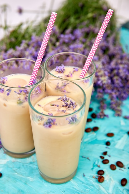 Bevanda estiva caffè ghiacciato con lavanda in vetro