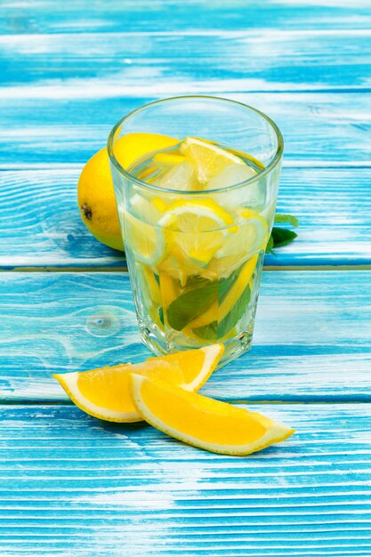 Bevanda estiva Limonata tradizionale con menta al limone