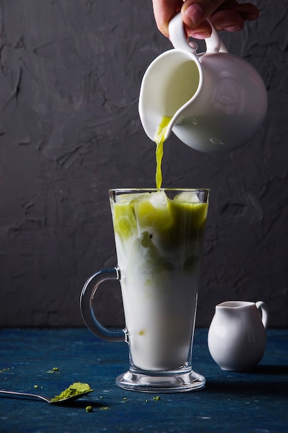 Bevanda estiva verde matcha in polvere e tè freddo