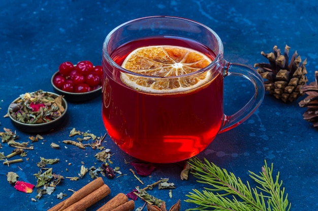 Bevanda fatta in casa piccante calda di Natale. Vin brulè, punch al mirtillo rosso o sangria con mirtilli rossi e arancia per la festa di Natale. Vacanze invernali, concetto di Capodanno. Primo piano, copia spazio per il testo