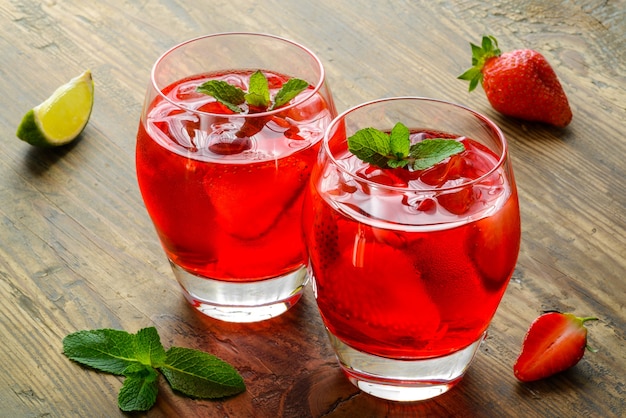 Bevanda fredda alla fragola con fette di fragola e menta.