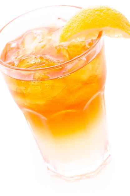 Bevanda fredda Arnold Palmer con fetta di limone.