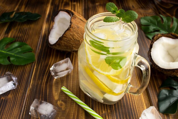 Bevanda fredda con cocco, limone e menta