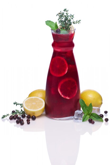 Bevanda fredda con ribes, limone, menta e timo