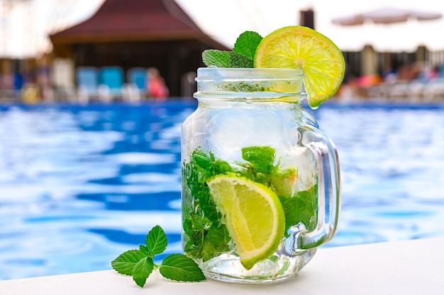 Bevanda fredda limonata sullo sfondo della piscina