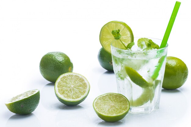 Bevanda fresca con lime e menta