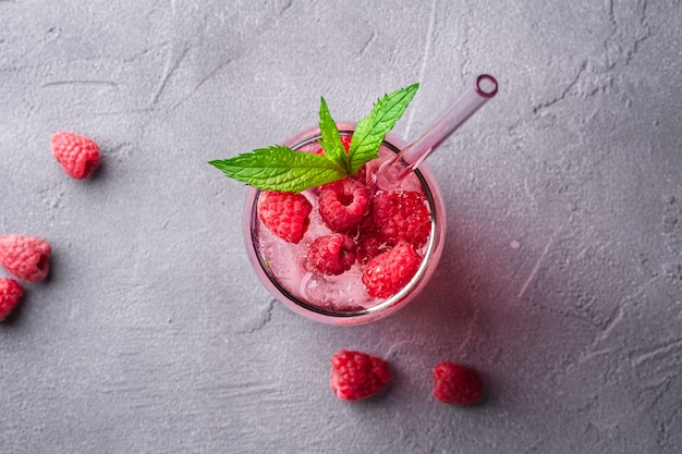 Bevanda fresca di succo di bacche ghiacciato con menta min