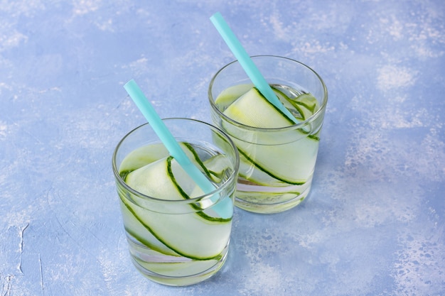 Bevanda fresca fresca della disintossicazione con il cetriolo, limonata in un bicchiere