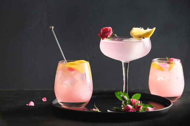 Bevanda fresca o limonata con limone e rosa