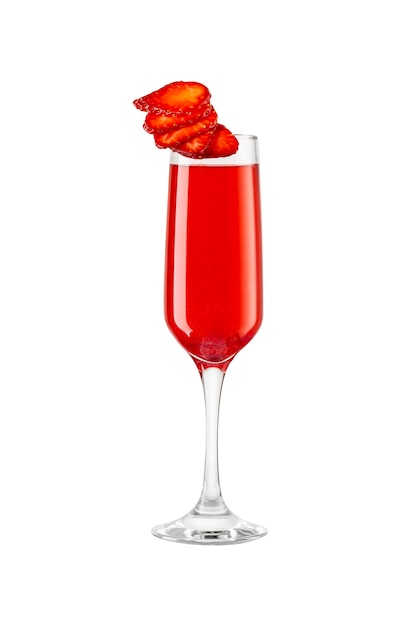 Bevanda frizzante di champagne rosso con fragola isolata su sfondo bianco
