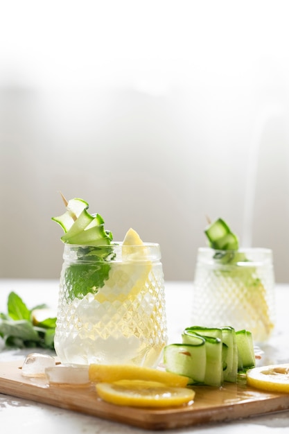 Bevanda ghiacciata rinfrescante con limone e cetriolo
