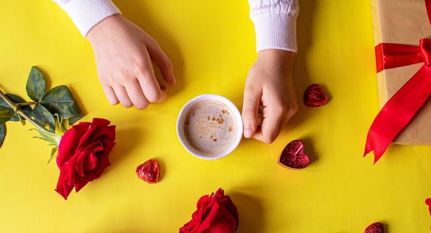 Bevanda in tazza per colazione nelle mani degli innamorati. Messa a fuoco selettiva.