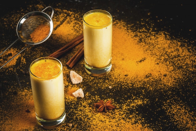 Bevanda indiana tradizionale con latte alla curcuma