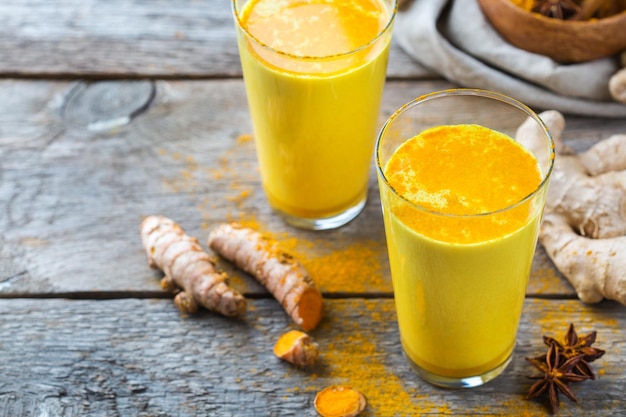 Bevanda indiana tradizionale curcuma curcuma latte dorato con ingredienti