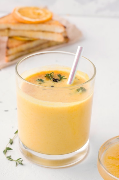 Bevanda indiana tradizionale del mango di Lassi su bianco