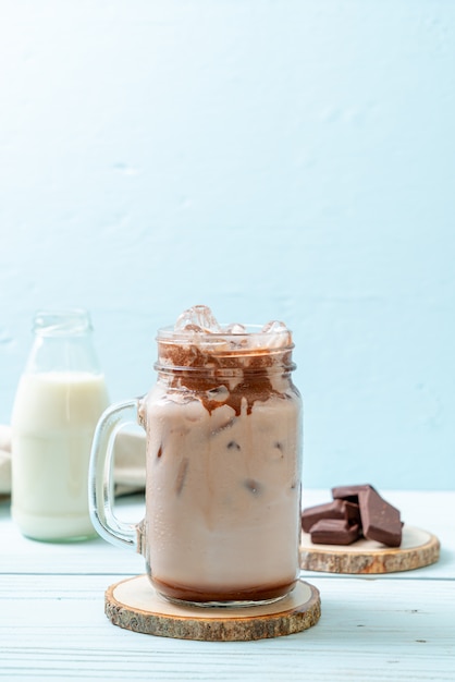 Bevanda milkshake al cioccolato ghiacciato