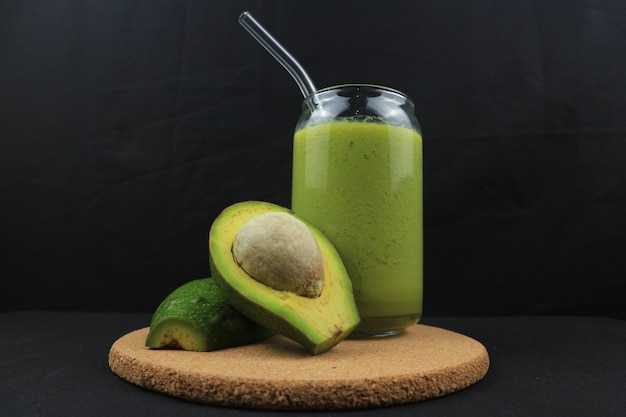 bevanda naturale frullato con succo di avocado e yogurt