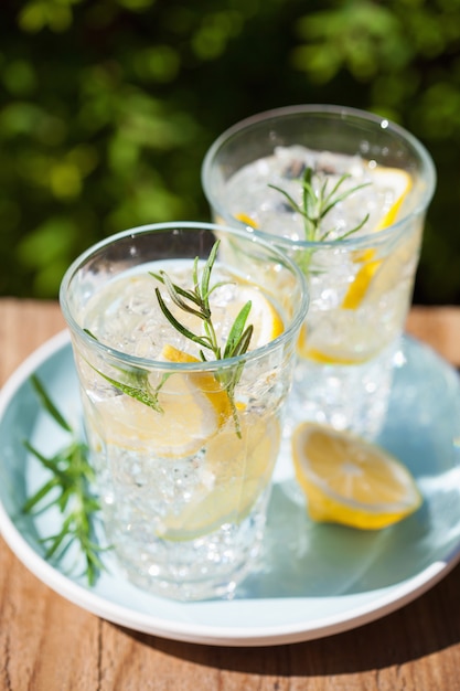 Bevanda rinfrescante alla limonata con rosmarino in bicchieri
