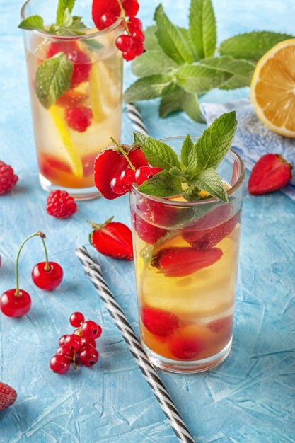 Bevanda rinfrescante con frutta in bicchieri