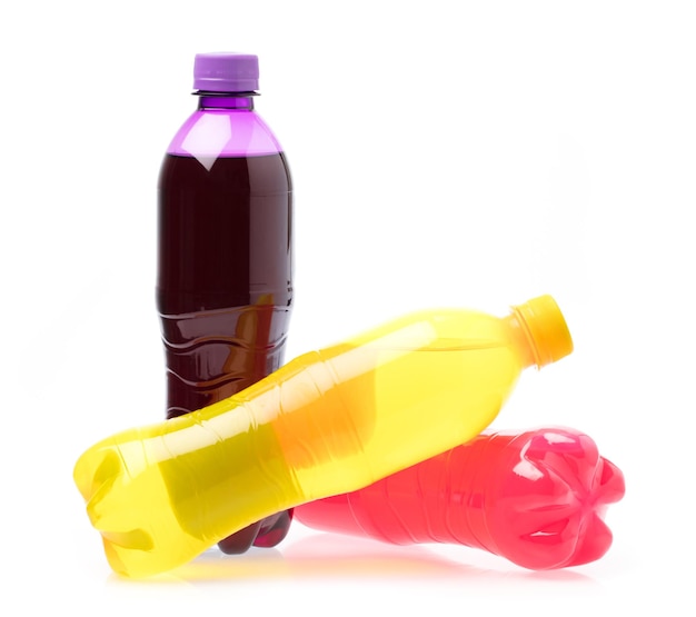 Bevanda rinfrescante di ananas, lampone e uva in bottiglia di plastica isolata su sfondo bianco