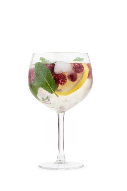 Bevanda rinfrescante estiva con frutti e bacche su sfondo bianco Mojito