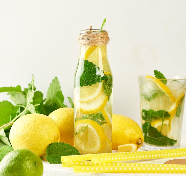 Bevanda rinfrescante estiva limonata con limoni, foglie di menta