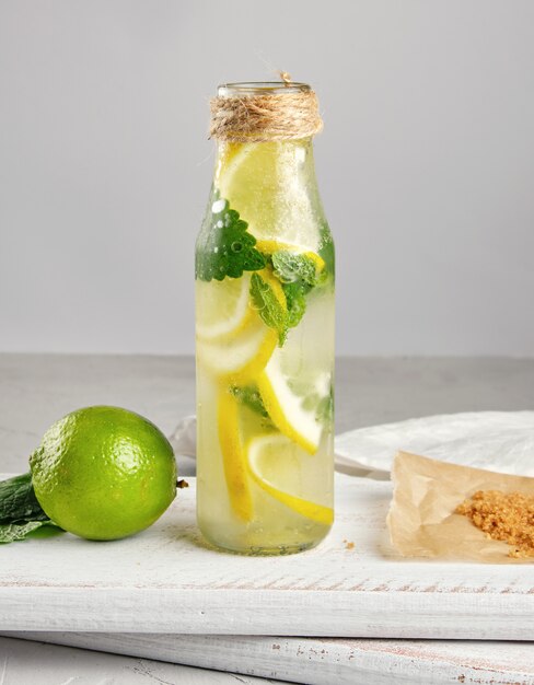 Bevanda rinfrescante estiva limonata con limoni