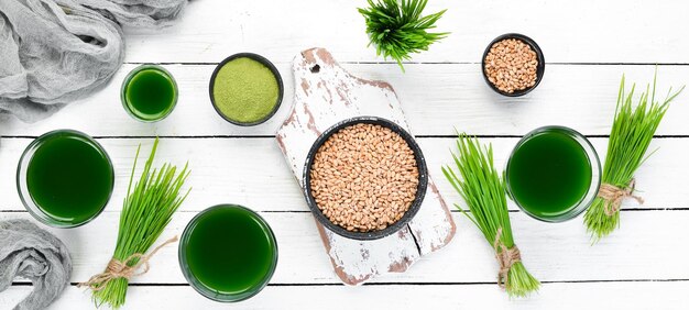 Bevanda sana di grano verde su sfondo bianco Vista dall'alto Spazio libero per il testo