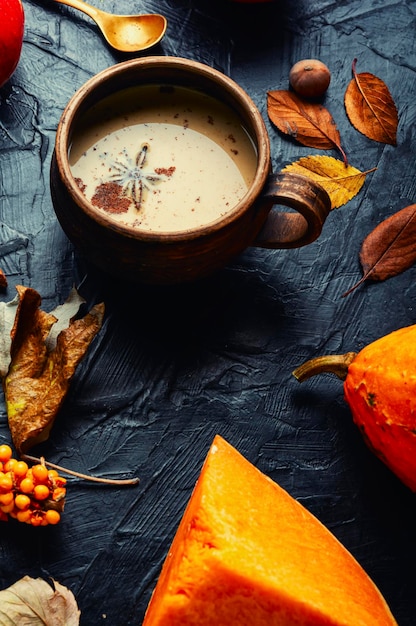 Bevanda tradizionale al caffè autunnale, latte di zucca.