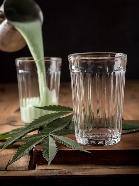 Bevanda tradizionale indiana Bhang Lassi, con foglie di canapa.