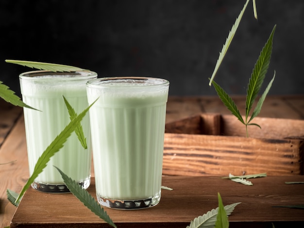 Bevanda tradizionale indiana Bhang Lassi, con foglie di canapa.