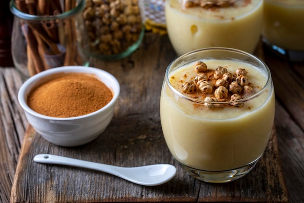 Bevanda tradizionale turca con ceci arrostiti Boza o Bosa