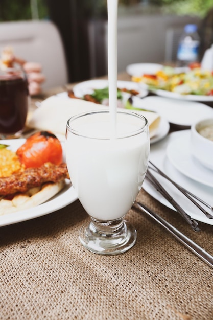 Bevanda turca Ayran o Kefir Latticello a base di yogurt